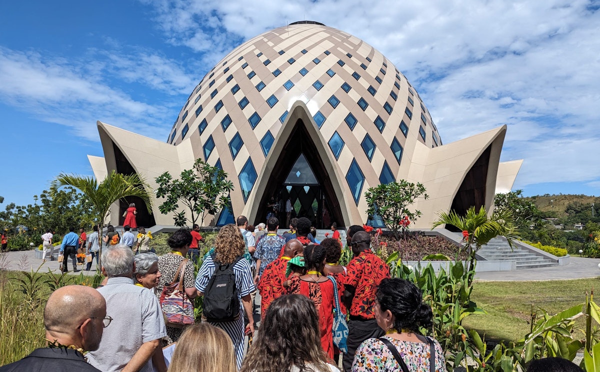 Des participants à la cérémonie d’inauguration se rendant au temple.