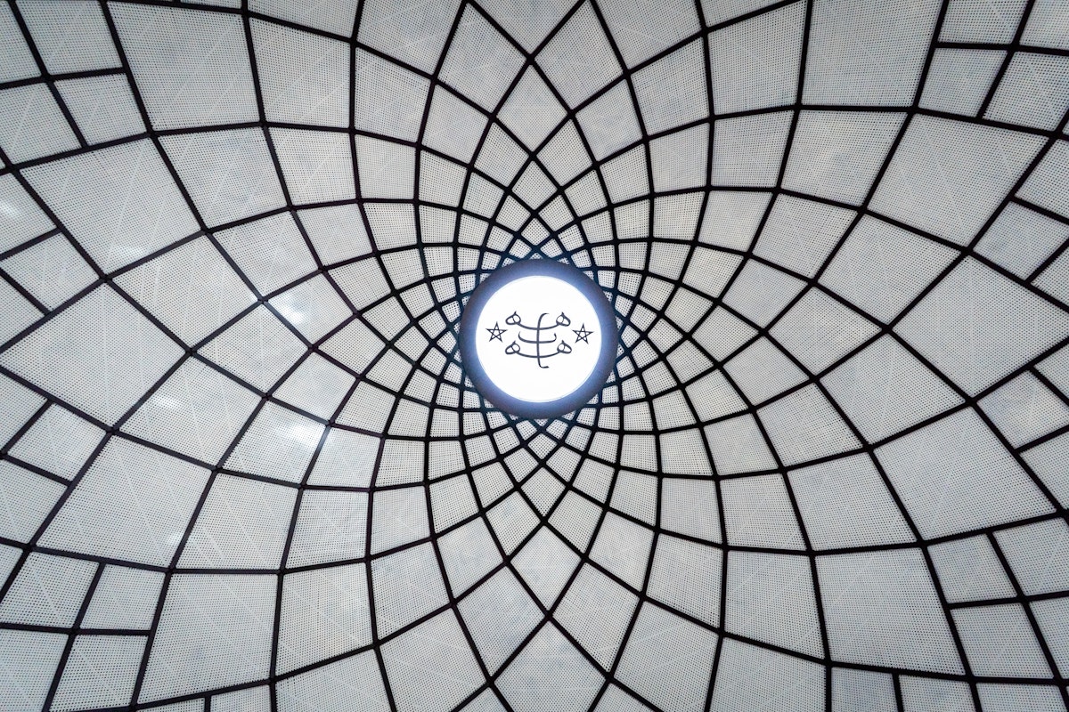 Le symbole sacré bahá’í, le « Plus-Grand-Nom », a été placé au sommet du dôme du temple. C’est une représentation calligraphique de l’invocation « Ô Gloire du Tout-Glorieux ».