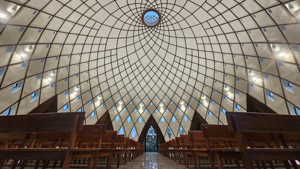 Vue de l’intérieur de la maison d’adoration.