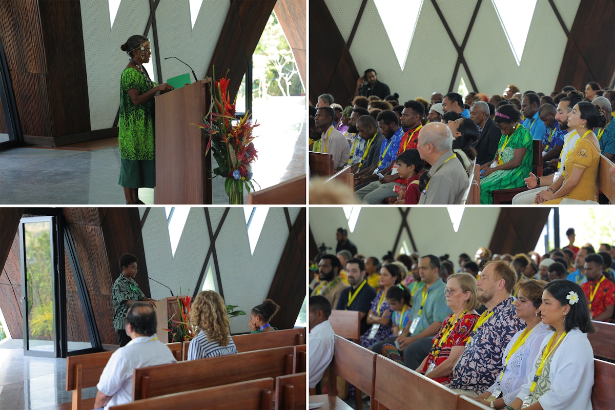 Les participants sont assis à l’intérieur de la maison d’adoration pour assister à son premier programme de dévotion composé de prières et d’Écrits bahá’ís.