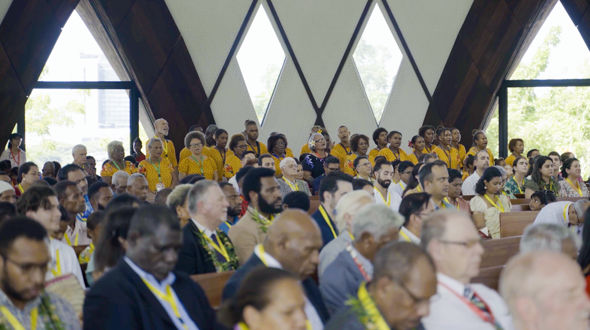 Le programme de dévotion à l’intérieur du temple comprenait une représentation par une chorale qui a chanté des prières et des extraits d’Écrits bahá’ís mis en musique.