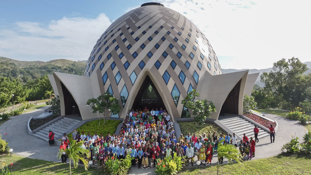 Vue aérienne des participants à la cérémonie d’inauguration rassemblés à l’extérieur du temple.