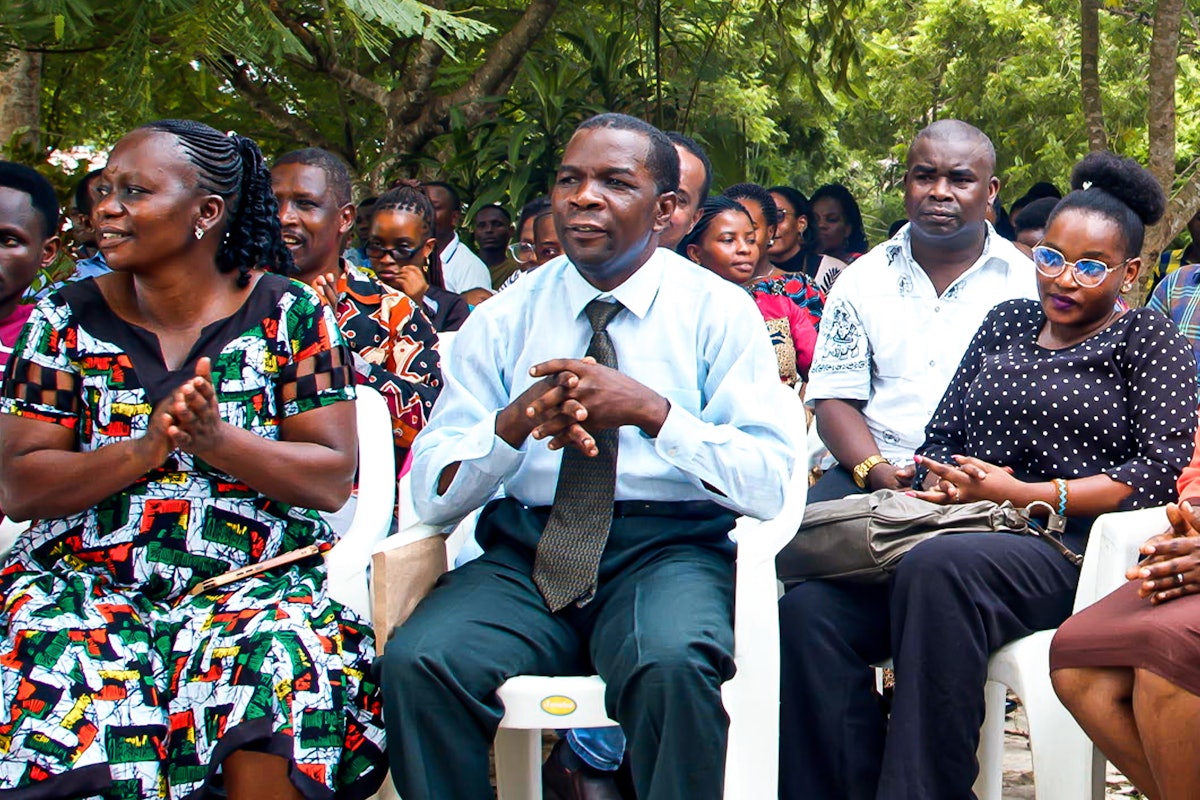 Au milieu : Bwana Hashim, le coordinateur du projet de traduction.