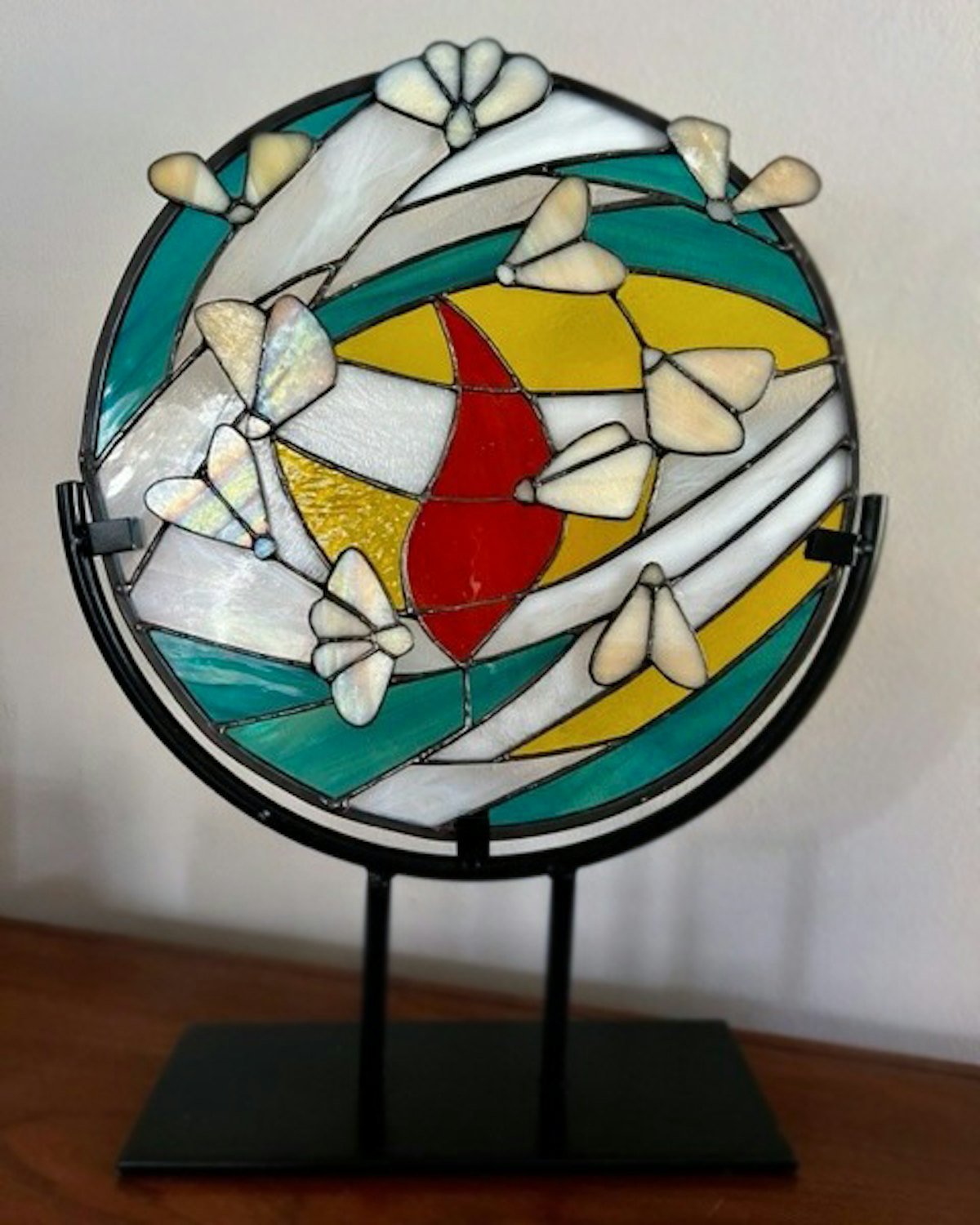 Vitrail d’art provenant des États-Unis. Ce vitrail laisse passer la lumière, symbolisant l’impact durable du vécu et du courage des 10 femmes.