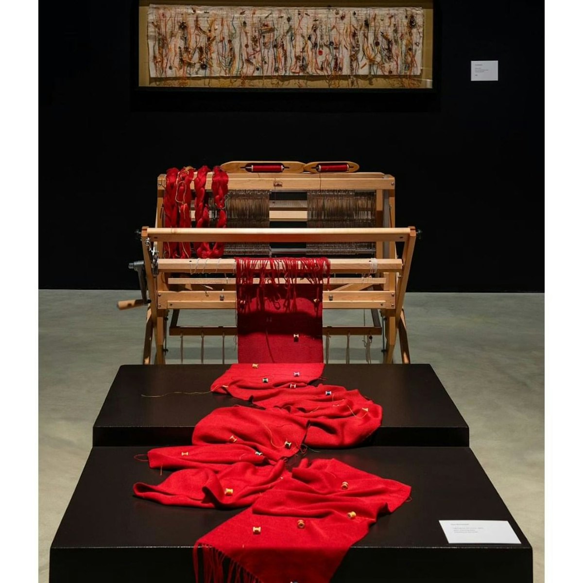 Œuvre d’art honorant le sacrifice des 10 femmes bahá’íes.