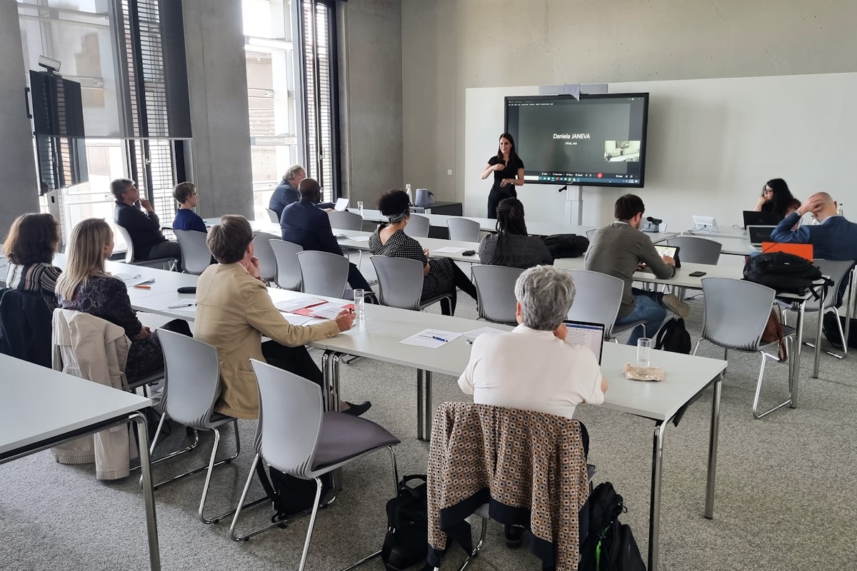 Participants au premier atelier en 2022, organisé conjointement par le Bureau bahá’í des affaires publiques du Luxembourg et le professeur Robert Harmsen, doyen de la faculté des Sciences humaines, de l’éducation et des sciences sociales de l’université du Luxembourg.