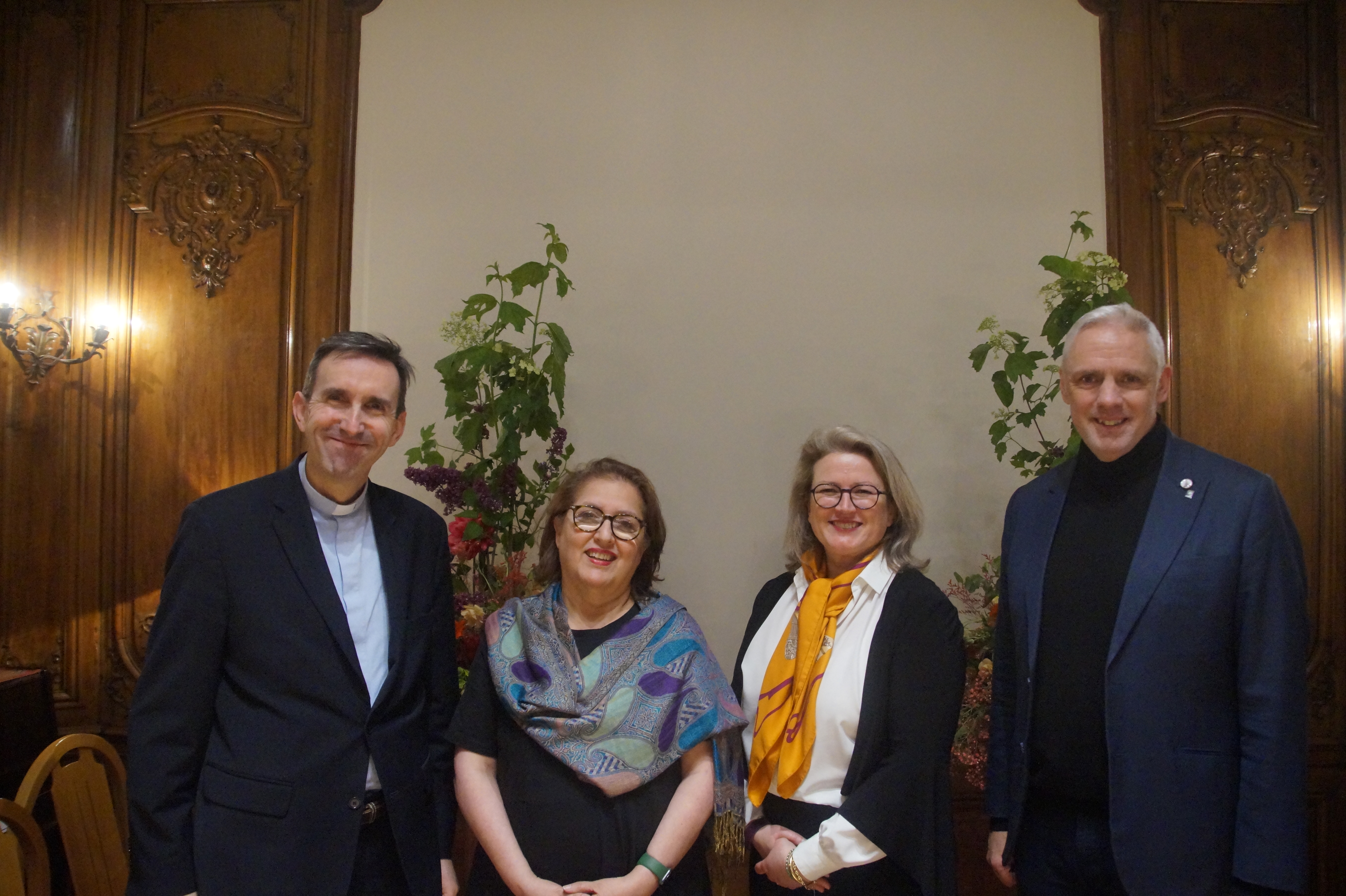 De gauche à droite : M. Hugues de Woillemont (Secrétaire général de la Conférence des évêques de France), Mme Firouzeh Moghbel Naderi et Mme Sophie Ménard (Assemblée spirituelle nationale des bahá’ís de France) et M. Antony Boussemart (Président de l’Union Bouddhiste de France).