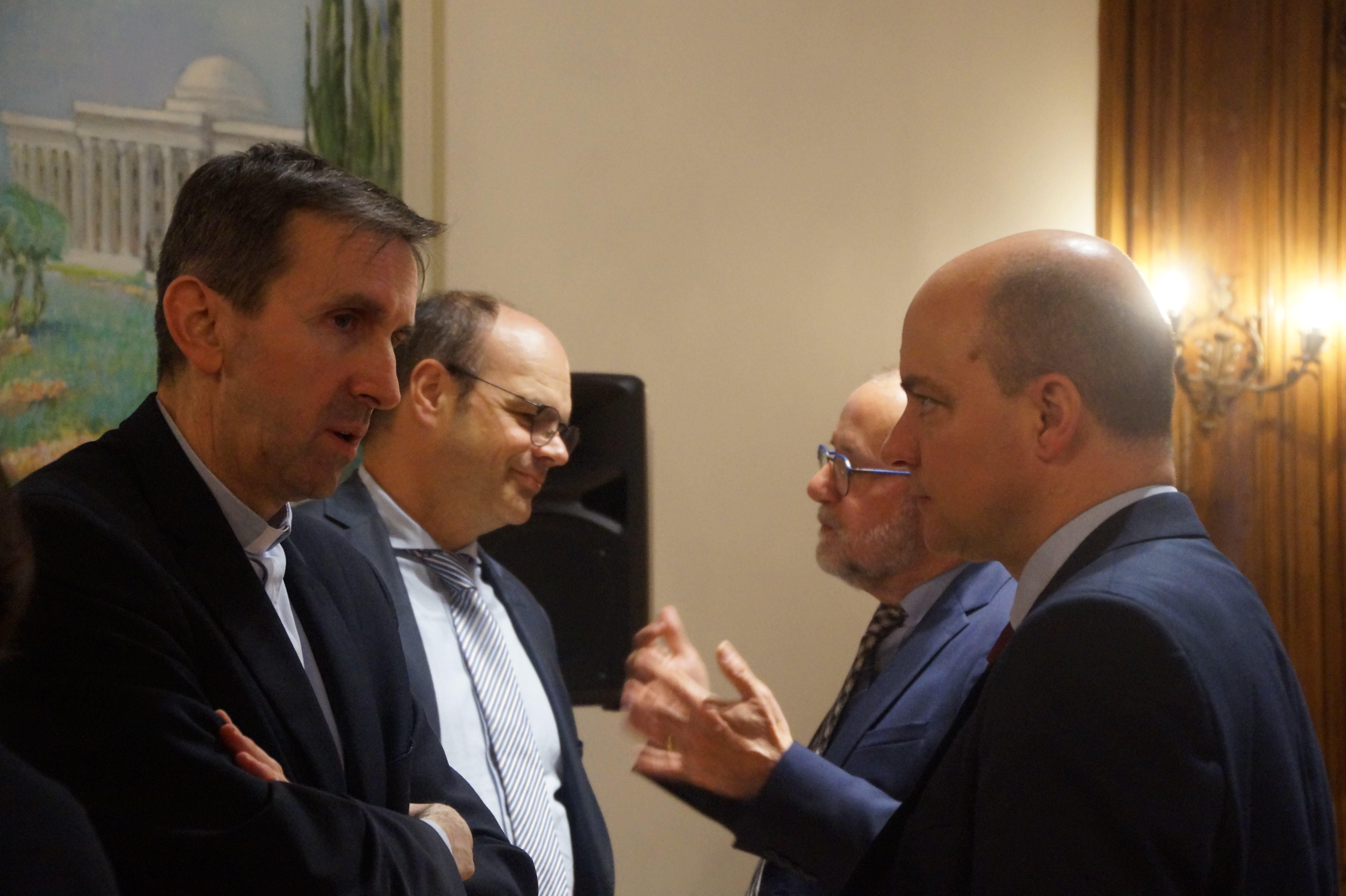 De gauche à droite : M. Hugues de Woillemont (Secrétaire général de la Conférence des évêques de France), M. Christian Krieger (Président de la Fédération Protestante de France), M. Franck Jouy (Membre du Corps auxiliaire des bahá’ís de France), M. Thierry Morel (Ministère des affaires étrangères).