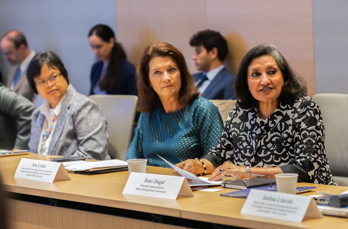 À la veille du Sommet de l’avenir, le Forum sur la gouvernance mondiale et la Communauté internationale bahá’íe ont coparrainé un évènement intitulé A Second United Nations Charter: Modernizing the UN for a New Generation (Une deuxième charte des Nations unies : Moderniser l’ONU pour une nouvelle génération).   Lors de l’évènement, Bani Dugal (à droite), représentante principale du BIC auprès des Nations unies, a déclaré : « Si de grandes avancées ont incontestablement été réalisées au cours des dernières décennies, l’ampleur et la complexité des défis mondiaux dépassent rapidement l’évolution des systèmes conçus pour y répondre. Le Sommet représente une occasion importante pour l’humanité de progresser sur la voie de l’avenir qu’elle souhaite. »
