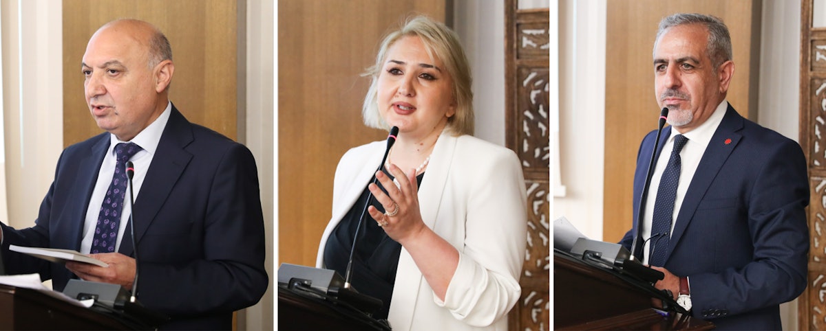 De gauche à droite : Sayavush Haydarov, vice-président du Comité d’État, Farah Asgarova, membre du Bureau des affaires extérieures bahá’íes d’Azerbaïdjan, et Ramazan Asgarli, membre de l’Assemblée spirituelle nationale des bahá’ís d’Azerbaïdjan.