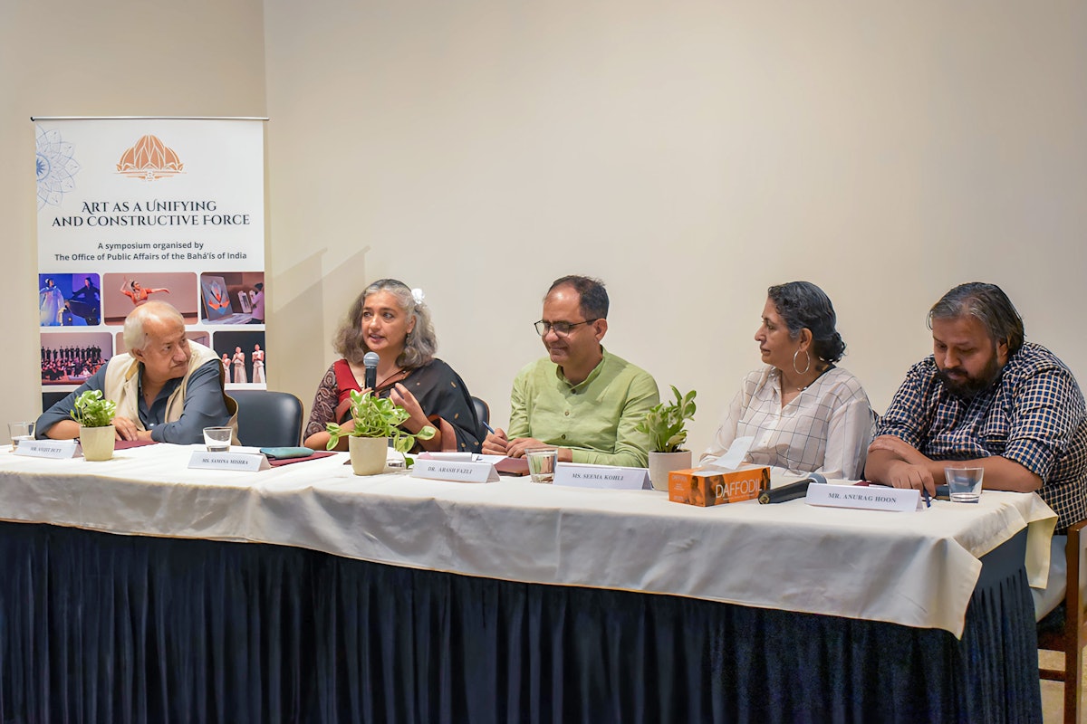 Intervenants au symposium, de gauche à droite : Avijit Dutt, cinéaste et acteur, Samina Mishra, cinéaste et écrivaine, Arash Fazli, directeur de la chaire bahá’íe d’études sur le développement à l’université Devi Ahilya, Indore, Seema Kohli, sculptrice, Anurag Hoon, cofondateur et PDG de la Manzil Mystics Foundation.