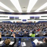 Les députés européens dénoncent la campagne menée par l’Iran contre les bahá’ís comme une « persécution planifiée », « un crime contre l’humanité orchestré par l’État » et un « schéma continu de tyrannie ».
La résolution exige la fin de la persécution des bahá’ís, la libération de tous les prisonniers de conscience, l’annulation des condamnations arbitraires, la restitution des biens confisqués, la protection des lieux d’inhumation et l’imposition de sanctions européennes à l’encontre de responsables iraniens.