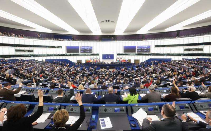 Les députés européens dénoncent la campagne menée par l’Iran contre les bahá’ís comme une « persécution planifiée », « un crime contre l’humanité orchestré par l’État » et un « schéma continu de tyrannie ». La résolution exige la fin de la persécution des bahá’ís, la libération de tous les prisonniers de conscience, l’annulation des condamnations arbitraires, la restitution des biens confisqués, la protection des lieux d’inhumation et l’imposition de sanctions européennes à l’encontre de responsables iraniens.